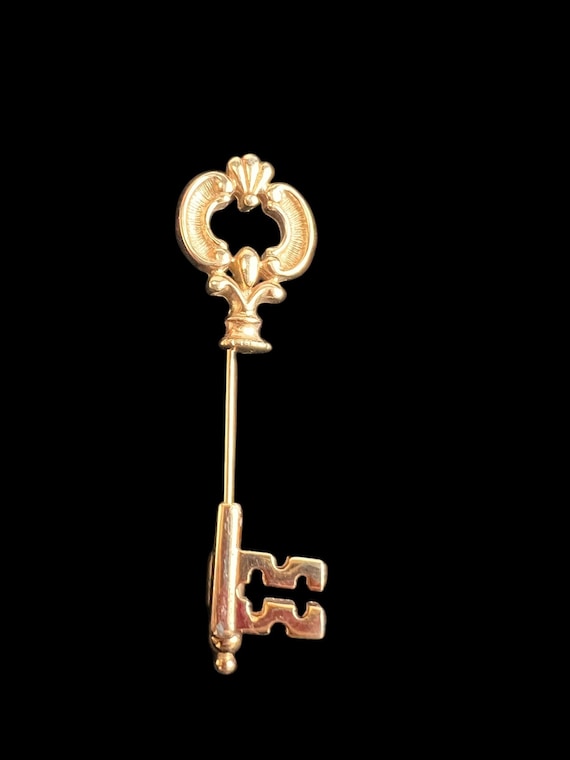 Vintage Avon Key Stick Pin – Gold Tone Skeleton Key Lapel Pin – Victorian Revival Style – 2 Inch