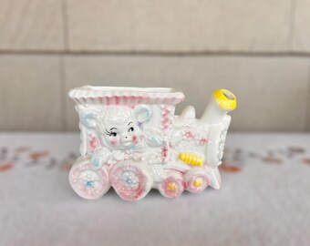 Vintage plantenbak teddybeer trein – 6,5" keramiek kinderkamerdecoratie in pastelroze en geel – kraamcadeau of kitsch display - decoratie babykamer