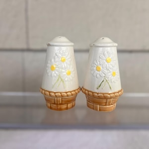 1970s 1960s Vintage Ceramic Daisy Shakers - Cottagecore Salt and Pepper Shakers - Floral Basket Shakers - Retro Groovy Kitchen Decor