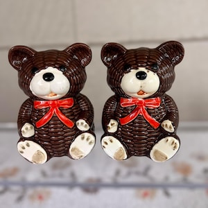 Saleiro e pimenteiro de pelúcia Otagiri vintage dos anos 70 - Ursos marrons de cerâmica com laços vermelhos - Kitsch Japan Figurine Shakers