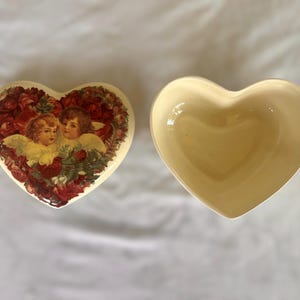 Vintage Keramikschatulle in Herzform mit Putten und Rosen – Erinnerungsbox für den Valentinstag – viktorianischer Stil der 80er Jahre – hergestellt in Thailand