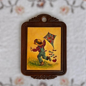 Placa de madera vintage de Amy Condecor: Chico de campo volando una cometa. Impresión de arte popular de los años 70, decoración americana retro. 14 x 19 cm.