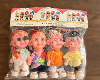 Bonecas Pixie Kitsch "Les Petites Mascottes" vintage dos anos 1960 – Conjunto de 4 – A.D. Sutton & Sons – Raras, lacrada na embalagem original – Fabricado em Taiwan