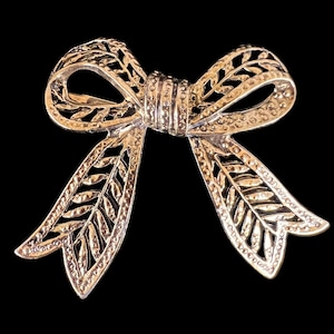 Vintage Silver Tone Bow Brooch – Textured Openwork Ribbon Pin – Elegant Costume Jewelry Accessory