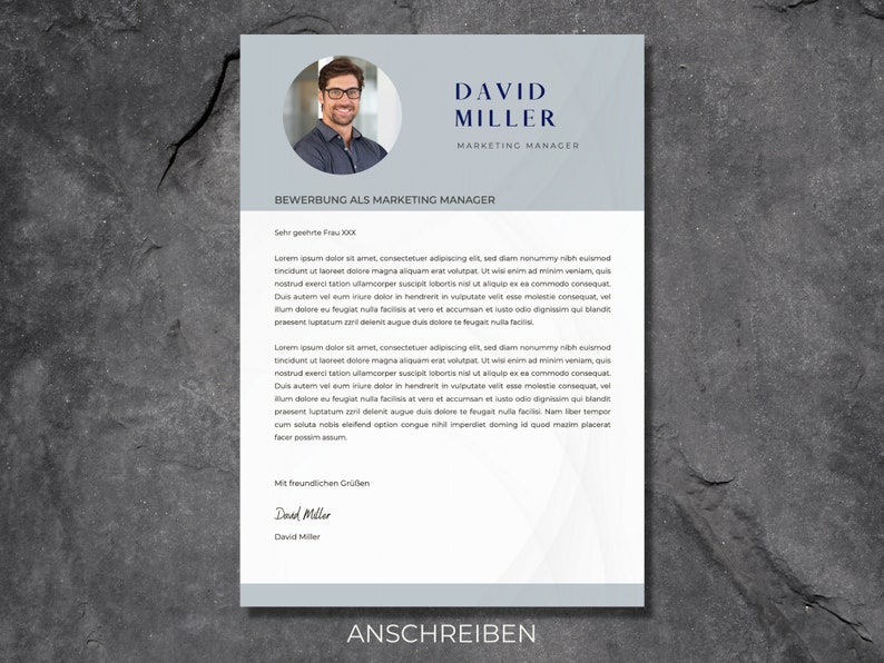 Puede incluir: Una carta de presentaci&oacute;n gris y blanca con el texto "DAVID MILLER MARKETING MANAGER" en la parte superior. El texto "BEWERBUNG ALS MARKETING MANAGER" est&aacute; centrado debajo del nombre. La carta de presentaci&oacute;n est&aacute; dirigida a "Sehr geehrte Frau XXX".