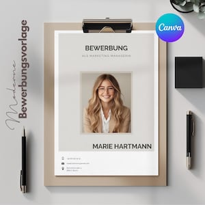 Op de afbeelding: Een wit cv-sjabloon met de titel "Bewerbung als Marketing Managerin" en een foto van een vrouw met lang blond haar, die een bril en een beige blazer draagt. De tekst "Marie Hartmann" staat onder de foto.