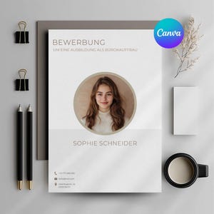 Könnte beinhalten: Eine weiße Lebenslaufvorlage mit dem Titel "Bewerbung" und dem Text "Um eine Ausbildung als Bürokauffrau". Der Lebenslauf enthält auch ein Kopfbild einer Frau mit braunen Haaren und einem weißen Pullover, ihren Namen "Sophie Schneider" und Kontaktinformationen.