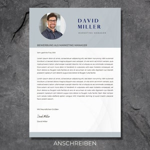 Puede incluir: Una carta de presentaci&oacute;n gris y blanca con el texto "DAVID MILLER MARKETING MANAGER" en la parte superior. El texto "BEWERBUNG ALS MARKETING MANAGER" est&aacute; centrado debajo del nombre. La carta de presentaci&oacute;n est&aacute; dirigida a "Sehr geehrte Frau XXX".