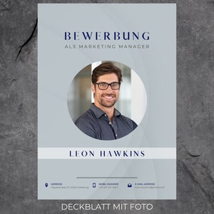 Puede incluir: Una carta de presentaci&oacute;n azul y blanca con una foto de un hombre con gafas. El texto dice "BEWERBUNG ALS MARKETING MANAGER" y "LEON HAWKINS". La parte inferior de la carta de presentaci&oacute;n dice "DECKBLATT MIT FOTO".