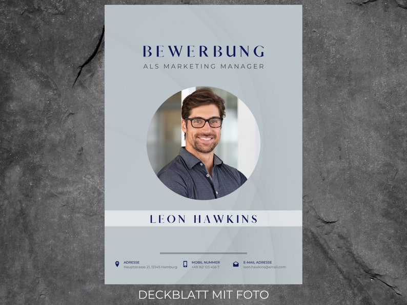Puede incluir: Una carta de presentaci&oacute;n azul y blanca con una foto de un hombre con gafas. El texto dice "BEWERBUNG ALS MARKETING MANAGER" y "LEON HAWKINS". La parte inferior de la carta de presentaci&oacute;n dice "DECKBLATT MIT FOTO".