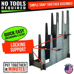Peut inclure: Un support en bois gris avec un support de verrouillage pour l'affichage de plusieurs articles. Le support est fabriqu&eacute; aux &Eacute;tats-Unis et s'assemble rapidement et facilement sans outils. Le texte "NO TOOLS REQUIRED" et "SIMPLE SNAP TOGETHER ASSEMBLY" est imprim&eacute; sur l'image.