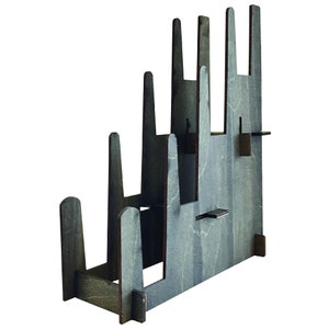 Peut inclure: Un pr&eacute;sentoir en bois &agrave; quatre niveaux pour exposer des objets. Le pr&eacute;sentoir est en bois fonc&eacute; et a un aspect rustique.