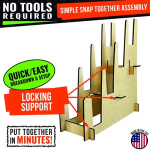 Peut inclure: Un stand en bois pour exposer des objets, tels que des livres ou des jeux. Le stand est en bois brun clair et se monte facilement par embo&icirc;tement. Il est facile &agrave; monter et &agrave; d&eacute;monter, et il est dot&eacute; d'un support de verrouillage pour le maintenir stable. Le stand est fabriqu&eacute; aux &Eacute;tats-Unis.