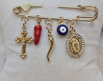 Amuleto de protección chapado en oro con forma de imperdible, ojo turco, cruz y talismán italiano.
