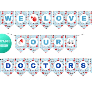 Puede incluir: Bandera imprimible con banderines azules y blancos con corazones rojos, píldoras, jeringas y ambulancias. La bandera dice "We Love Our Doctors".
