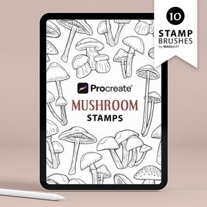 Può includere: Un'illustrazione digitale di 10 pennelli per timbri Procreate con vari disegni di funghi. L'immagine è visualizzata sullo schermo di un tablet con una stilo bianca accanto. Il testo "MUSHROOM STAMPS" è visualizzato sullo schermo.