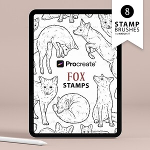 Puede incluir: Ilustración digital en una tableta con dibujos lineales de zorros en varias poses. La tableta muestra el texto "FOX STAMPS" y "8 STAMP BRUSHES" con el logotipo de Procreate. Un lápiz óptico blanco descansa debajo.