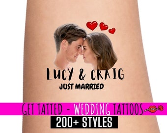 Op de afbeelding: Een tijdelijke tattoo met een foto van een stel, Lucy & Craig, met de tekst "Just Married" en rode hartjes erboven. De tattoo zit op de arm van een persoon.