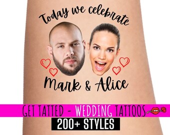 Op de afbeelding: Tijdelijke bruiloftstatoo met de tekst "Today we celebrate Mark & Alice" en twee gezichten van een bruid en een bruidegom. De tatoeage bevat ook rode harten. De tekst "Get Tatted - Wedding Tattoos 200+ Styles" staat onderaan de afbeelding.