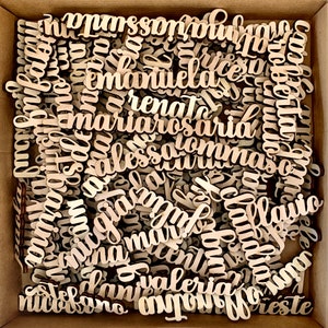 Segnaposti per matrimonio in legno - nomi con font bold minuscolo