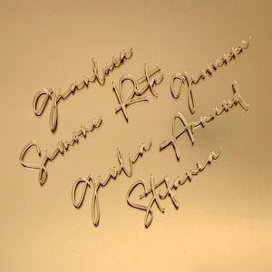 Nomi in plexiglass oro con font calligrafico - segnaposto matrimonio originali