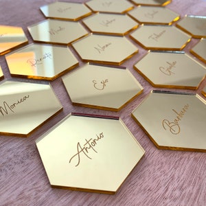 Zeshoekige spiegel gouden plexiglas plaatskaarten - gepersonaliseerd met naam / bruiloft / doop / communie