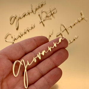 Nomi in plexiglass oro con font calligrafico - segnaposto matrimonio originali