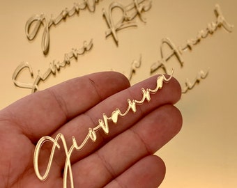 Nomi in plexiglass oro con font calligrafico - segnaposto matrimonio originali