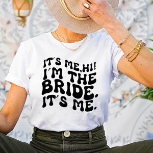 Funny Bride Shirt. Gift for Bride. Funny Bride Gift. Bachelorette Party Shirts. Engagement Gift. It&#39;s me hi I&#39;m the bride It&#39;s me T485