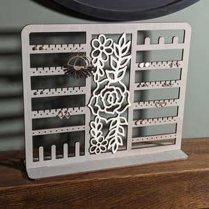 Taubengrauer Schmuckständer: Laser geschnittene Rosendesign, Ohrring- & Ringaufbewahrung