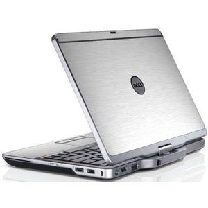 Könnte beinhalten: Silberner Laptop mit schwarzer Tastatur und schwarzem Dell-Logo. Der Laptop ist geöffnet und zeigt den Bildschirm und die Tastatur. Der Laptop hat eine gebürstete Metalloberfläche und ein Scharnier.