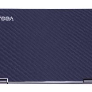 Pode incluir: Um laptop azul escuro com um padrão de fibra de carbono e a palavra "YOGA" na tampa.