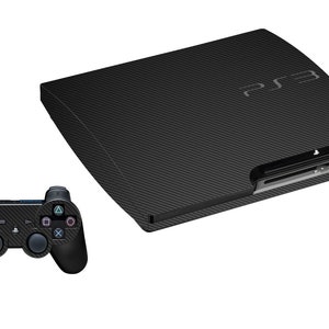 Puede incluir: Una consola PlayStation 3 negra con un diseño de fibra de carbono. La consola tiene una ranura para el disco y el texto "PS3" impreso en la parte superior. También se incluye un mando PlayStation 3 negro.