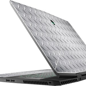 Könnte beinhalten: Ein silberner Laptop mit einem Riffelblechmuster auf dem Deckel. Der Laptop ist geöffnet und zeigt eine schwarze Tastatur mit grüner Hintergrundbeleuchtung. Das Design ist modern und industriell.