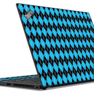 Peut inclure: Un ordinateur portable noir avec un motif en losanges bleu et noir sur le couvercle. L'ordinateur portable porte le logo ThinkPad sur le couvercle.