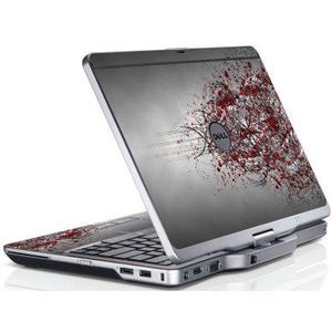 Könnte beinhalten: Silberner Dell-Laptop mit einem grau-roten abstrakten Design auf dem Deckel. Das Design zeigt einen Spritzeffekt mit dem Dell-Logo in der Mitte. Der Laptop ist geöffnet und zeigt die Tastatur.