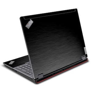 Peut inclure: Ordinateur portable noir avec une finition en métal brossé et le logo Lenovo au dos. L'ordinateur portable est fermé et l'écran est tourné vers l'arrière.