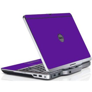 Könnte beinhalten: Ein lila Dell-Laptop mit silbernem Rahmen. Der Laptop ist geöffnet und zeigt die Tastatur und den Bildschirm. Das Dell-Logo ist auf dem Deckel zu sehen. Der Laptop steht auf einer weißen Oberfläche.