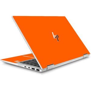 Może przedstawiać: Pomarańczowy laptop HP ze srebrną ramką jest otwarty na białym tle. Ekran laptopa jest widoczny, wyświetlając klawiaturę i porty. Logo HP jest widoczne na pokrywie.