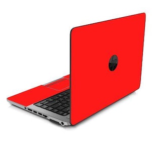 Könnte beinhalten: Ein roter Laptop mit einem schwarzen HP-Logo auf dem Deckel. Der Laptop ist geschlossen und der Deckel zeigt zur Kamera.