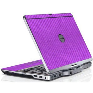 Könnte beinhalten: Ein Dell-Laptop mit einer leuchtend lila Carbonfaser-Hülle. Das Laptop ist geöffnet und zeigt die Tastatur und den Bildschirm. Das Dell-Logo ist auf dem Deckel sichtbar. Der Laptop hat einen silbernen Rahmen und eine schwarze Tastatur.