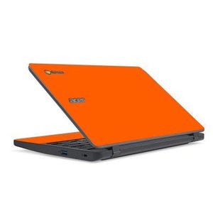 Puede incluir: Un ordenador portátil Acer Chromebook naranja abierto. El portátil tiene un teclado negro y una tapa naranja brillante con los logotipos de Chrome y Acer. El portátil está sobre un fondo blanco.