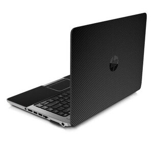 Könnte beinhalten: Ein schwarzer Laptop mit einem Karbonfaser-Design auf dem Deckel. Das HP-Logo ist auf dem Deckel sichtbar.