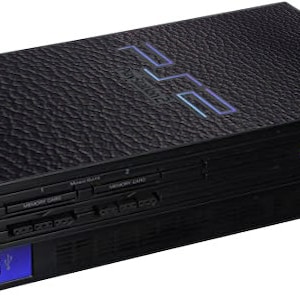 Peut inclure: Une console PlayStation 2 noire avec une finition en cuir texturé. La console a un logo PlayStation 2 bleu sur le dessus et un logo Sony argenté sur le côté.