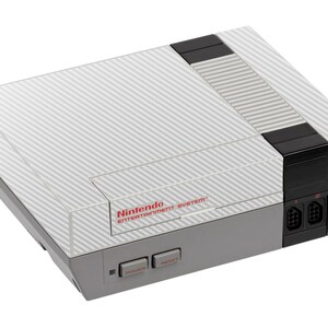 Pode incluir: Um Nintendo Entertainment System branco com um design de fibra de carbono. O console possui duas portas de controle e um botão de energia e reinicialização.