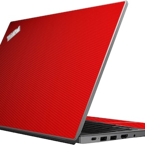 Puede incluir: Portátil rojo con un patrón de fibra de carbono en la tapa. El logotipo de ThinkPad es visible en la tapa.