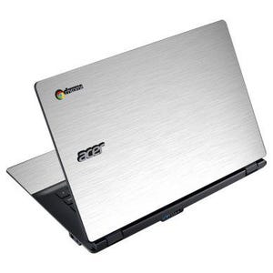 Puede incluir: Portátil Acer Chromebook plateado con acabado de metal cepillado. El portátil está abierto, revelando el teclado y la pantalla. El logotipo de Chrome es visible en la esquina superior izquierda y el logotipo de Acer en la parte inferior derecha.