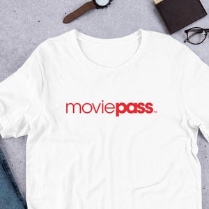 Op de afbeelding: Wit T-shirt met de rode tekst "moviepass" gedrukt op de voorkant.