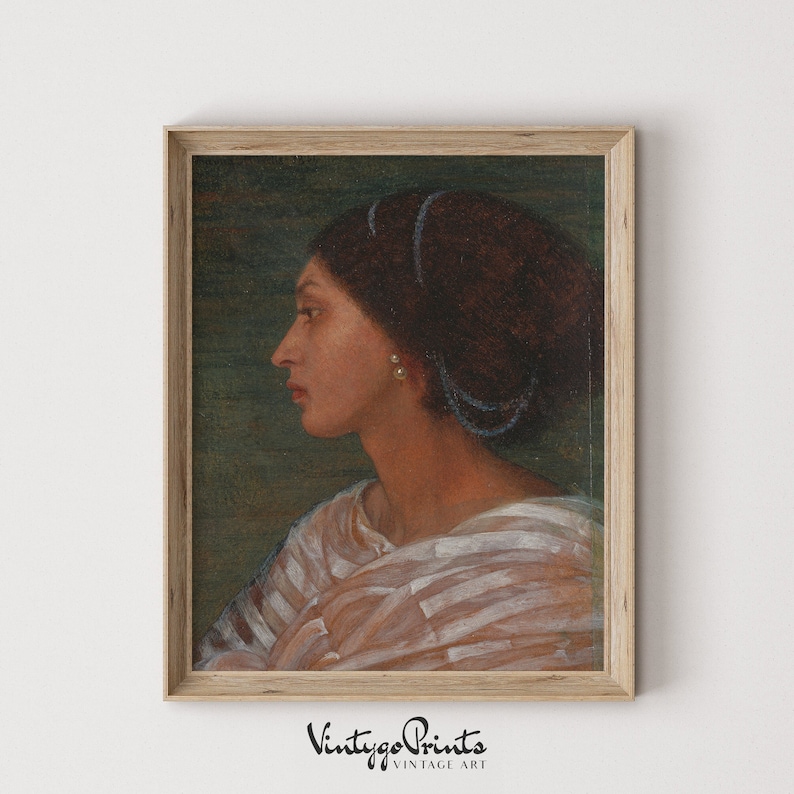 K&ouml;nnte beinhalten: Ein Vintage-Gem&auml;lde einer Frau mit dunklen Haaren und einem Perlenohrring. Sie tr&auml;gt ein wei&szlig;-rosa gestreiftes Kleidungsst&uuml;ck und ein Perlenhaarband. Das Gem&auml;lde ist in einem hellen Holzrahmen gerahmt.