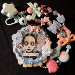 Een vleugje hel — griezelig schattige decoden compactspiegel met kralen tashanger, spiegel sleutelhanger met harscollage, uniek exemplaar